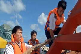 在黄沙群岛附近海域执行任务的渔检船和海警船回到岘港港