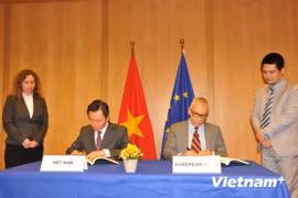 越南驻比利时和卢森堡大使兼任驻欧盟使团团长范生珠与代表欧盟及其成员国的意大利驻欧盟使团团长戴芬诺·桑尼诺）正式签署《全面合作伙伴框架协议》（PCA）议定书。
