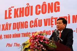 越南交通运输部部长丁罗升在新越池大桥动工仪式发表讲话