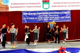 学生们在庆祝典礼上进行表演