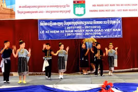 学生们在庆祝典礼上进行表演