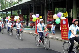 青年们参加自行车游行