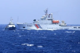 附图：中国舰船加速阻拦、撞击越南船只