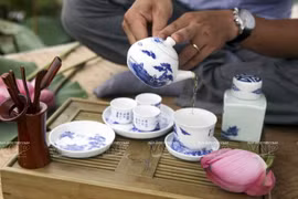 越南河内人品尝莲花茶的乐趣