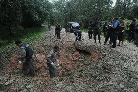 泰国士兵在发生手榴弹和枪袭击事件的地方扫雷