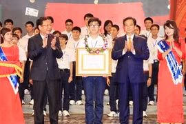 阮晋勇总理向吴飞龙学生授予三级劳动勋章