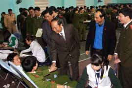 越南河南省举行2014年“红色之春”节无偿献血活动 (图片来源：《新报》电子网）