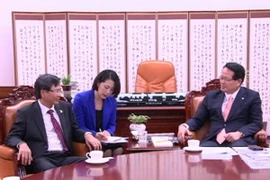 越南驻韩国大使范友志先生礼节性拜会了郑义和议长