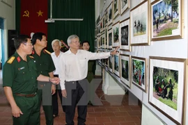 越南人民军力量绘画雕像和艺术图片展在西宁省举行