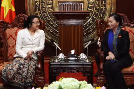 越南国会副主席阮氏金银与老挝国会女性代表小组主席本贡·布法