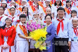 越南国家副主席阮氏缘会见胡志明市少年先锋队模范负责队员代表