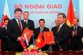 斯洛伐克副总理兼外长米罗斯拉夫·莱恰克对越南进行访问
