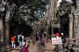 游客前来观光吴哥窟古寺