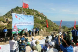  越南平定省绿岛上祖国旗台正式落成