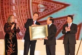 联合国教科文组织代表向越南颁发“雄王祭祀信仰—人类非物质文化遗产代表作》证书