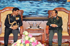 杜伯巳上将会见了达尔比尔星大将