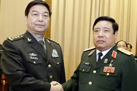 附图：第八届东盟国防部长会议期间，越南国防部长冯光青大奖会见中国国防部长常万全上将