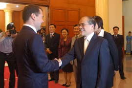 越南国会主席阮生雄会见了俄总理梅德韦杰夫