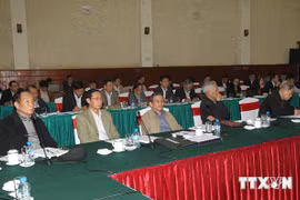 与会的越南党和国家历届领导人