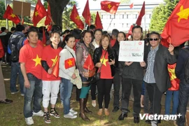 旅居比利时越南人举行游行活动反对中国非法行为