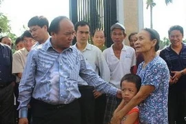 阮春福副总理慰问海防市大录居民