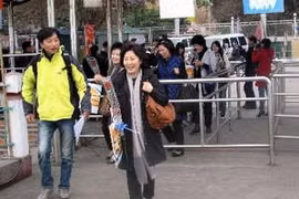 韩国游客在下龙湾观光旅游