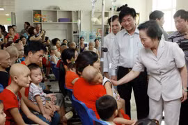 越南国家副主席阮氏缘看望儿童癌症患者