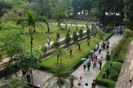 游客参观升龙皇城遗迹区
