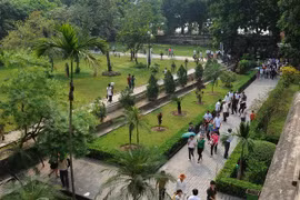 游客参观升龙皇城遗迹区