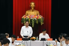 越共中央书记处常务书记黎鸿英同志在岘港市调研