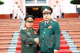 越南国防部长冯光青与老挝国防部长森暖
