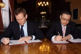 越南驻大不列颠及北爱尔兰联合王国大使武光明和英国外交大臣杰里米·布朗共同签署了越南-英国2012年行动计划