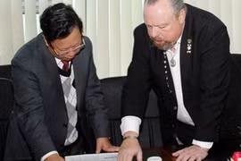 VVA代表转交越南烈士资料档案