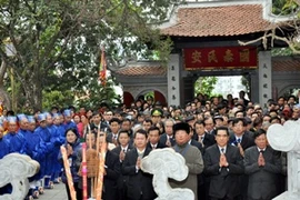 老街省领导人在上祠庙上香（图片来源：老街报）