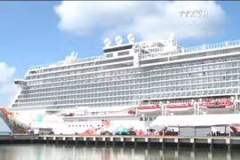 中国香港“云顶梦号”邮轮带游客访问越南