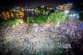 还剑湖步行街吸引成千上万市民和游客前来游玩。（图片来源：越通社）