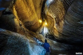 山洞顶部岩石的天然花纹。