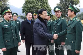 张晋创主席走访高平省茶领口岸边防哨所，并向其干部人员拜年。