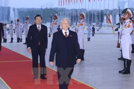 越共中央总书记阮富仲和国家主席张晋创出席会议。（图片来源：越通社）