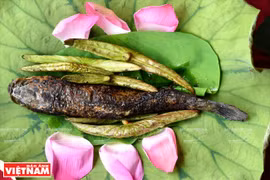 格塔莲花田的荷叶烤鳢鱼。