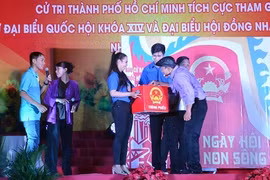 各级换届选举文艺宣传活动。（图片来源：人民军队报）