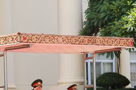 梁强上将访老的欢迎仪式在老挝国防部总部举行。