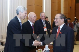 ​国会主席阮生雄会见历届国会代表