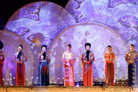 由德雄设计师设计的作品集《神圣之山》。（图片来源：人民报网）
