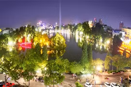 还剑湖美丽的夜景（图片来源：新河内报）