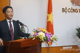 工贸部长陈俊英