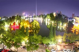 还剑湖美丽的夜景（图片来源：新河内报）