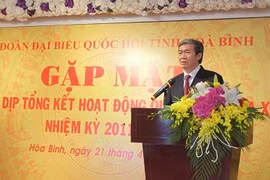 中央书记处常务书记丁世兄在见面会上发表讲话。（图片来源：和平省官网）