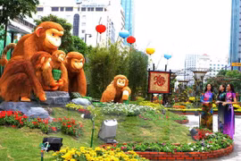 由9只猴子组成的猴子家庭是2016年阮惠花街的灵物。（图片来源：越通社）