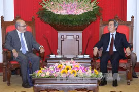 越共中央经济部部长阮文平会见国际货币基金组织代表团